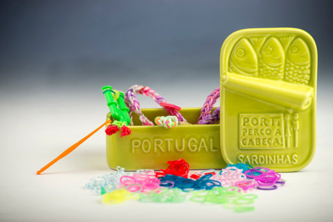 Caja de cerámica con forma de lata de sardinas