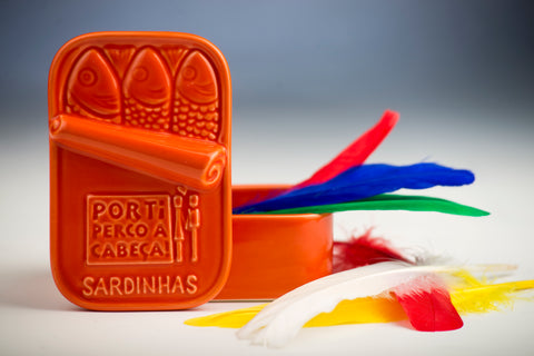 Caja de cerámica con forma de lata de sardinas