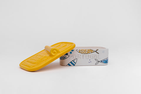 Caja de cerámica con forma de lata de sardinas