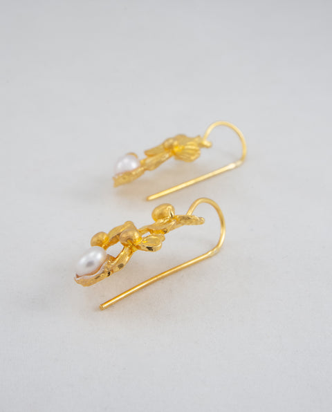 gold-plated silver earrings with pearl