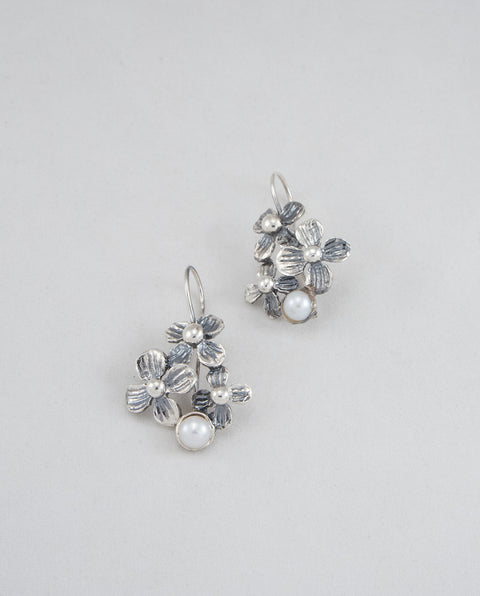 Earrings with pearl