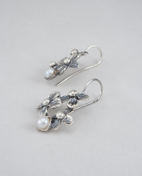 Earrings with pearl