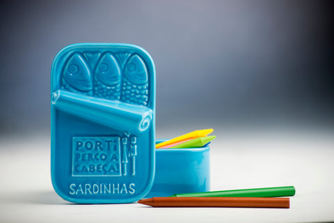 Caja de cerámica con forma de lata de sardinas