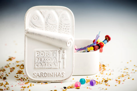 Caja de cerámica con forma de lata de sardinas