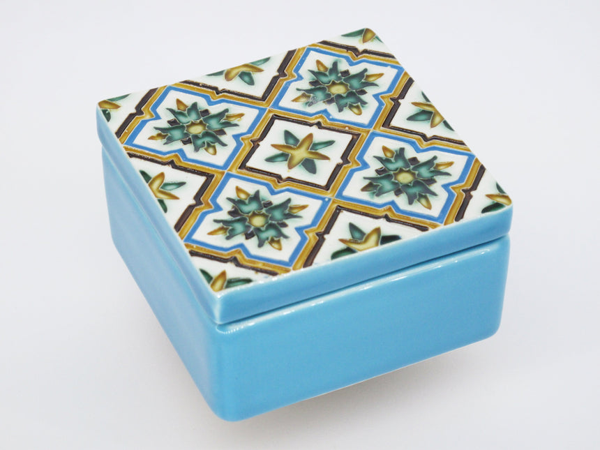 Caixa de cerâmica com relevo