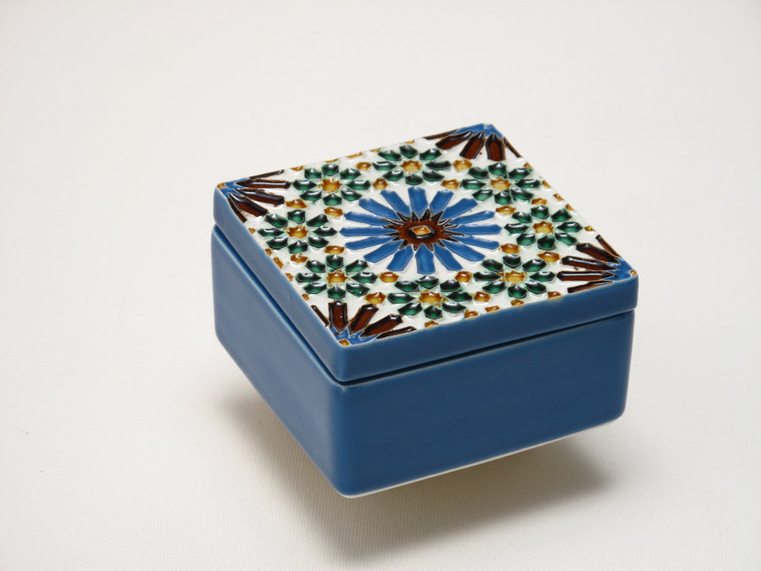 Caixa de cerâmica com relevo